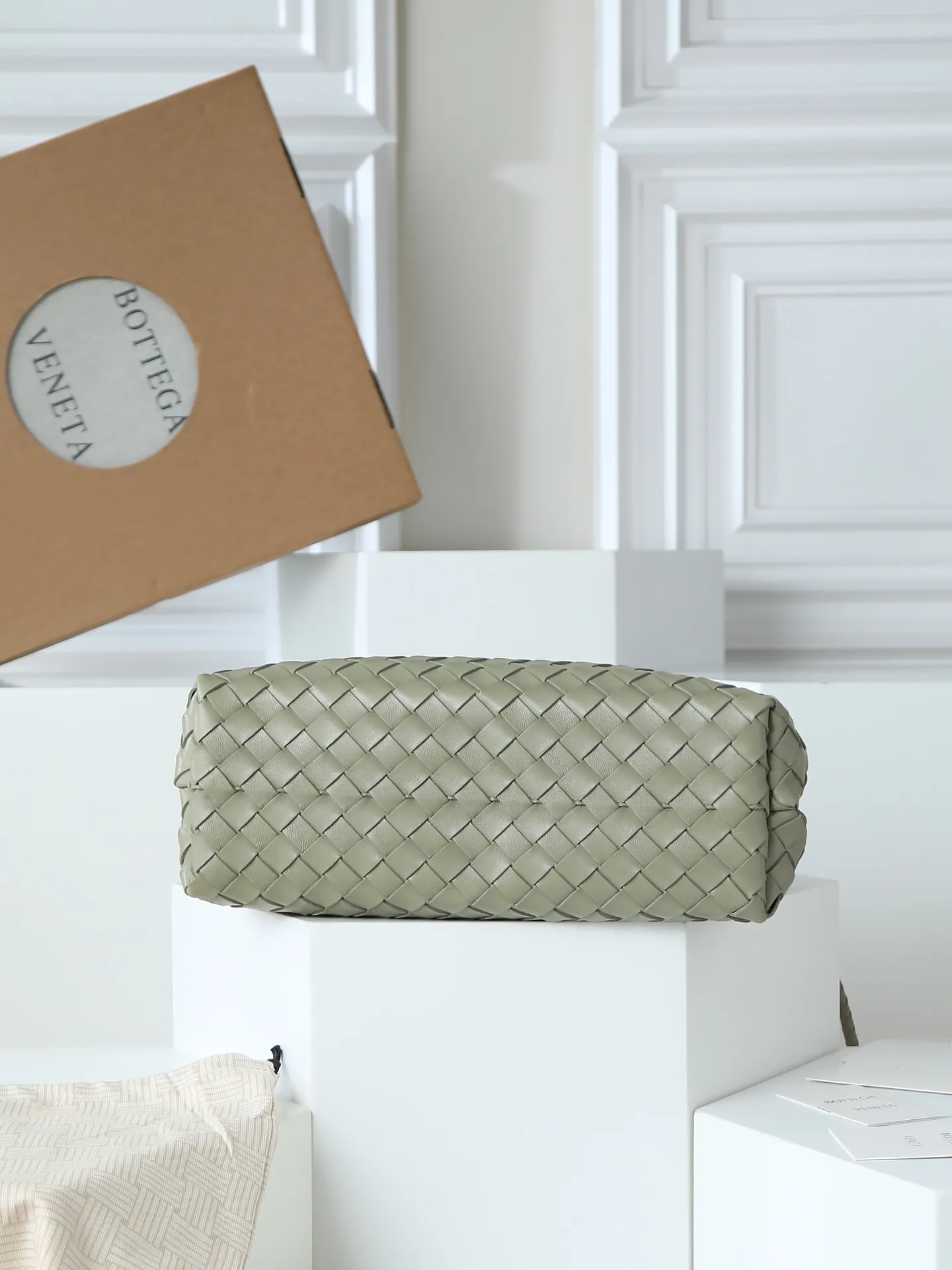 1550. Andiamo is shipping‼ ️Really popular🔥The new Andiamo woven handbag launched by Bottega Veneta this season is really popular all over the world! ! Celebrities at home and abroad have worn it, and Oscar-winning actress Michelle Yeoh has taken it out on the street. Song Jia, Trai Yala, Yu Feihong, Sanji Ayaka, Rosie Hunting-Whiteley, Yoshioka Riho, etc. have all worn this bag. It is classic and versatile and shows off your temperament, and the bag capacity is also large, which is very convenient for daily commuting! ! A variety of carrying methods, the shoulder straps can be adjusted by yourself, the original lambskin feels soft and delicate, and the unisex style breaks gender boundaries and brings a more practical and longer-lasting use experience. Andiamo, which has both elegant and casual styles, perfectly interprets the true appearance of "fashionable old money style". Style number: 766016 Size: 32*24*12
